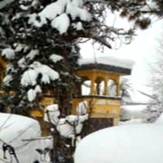 Zima u Trsteniku – snežna odora grada otkriva nove lepote njegovih ulica, obala, reke i ljudi; snimljeno januara 2012. god.