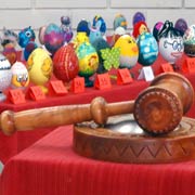 Kratka reportaža sa  aukcijske humanitarne izložbe Uskršnjih jaja pod pokroviteljstvom Opštine Trstenik; Trstenik 19. april 2016. god.