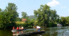 Вожња чамца средином Мораве–најтежа вожња. (Већа слика)