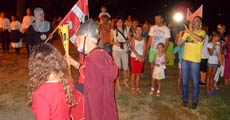 Витезови и госпе доносе пламен за котлиће. (Погледај)