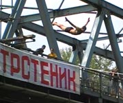 SKOKOVIMA sa gvozdenog mosta na Tumbasu, najodvažniji skakali sa visine od 10 m, a gosti profesionalci, stilom „lasta“ sa 15 m visine zadivili Trsteničane; 16. avgust 2015.